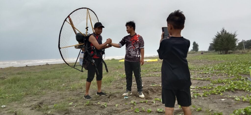 Ultah FASI ke-50, Gatotkaca Paraglider Club MoU dengan BUMDes untuk Pengelolaan Wisata Pantai Indah Kemangi