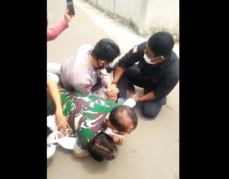 Viral Prajurit TNI Paksa Vaksin, Faktanya Sertu Mukidi Amankan ODGJ