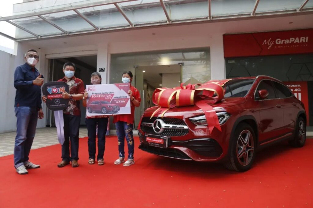Setia Pakai Telkomsel 21 tahun, Warga Pekalongan Dapat Mercedez Benz GLA 200, Selamat Ya!