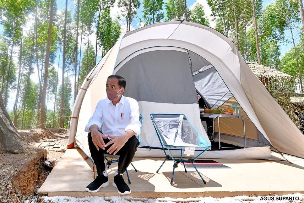 Gaya Jokowi Kemah di Titik Nol IKN, Gimana Kece Nggak?