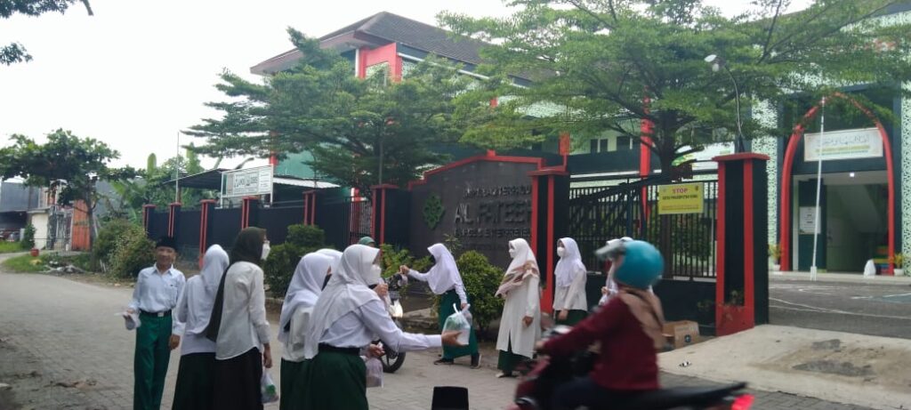 Bagi-bagi Batagor, OSIS SMP Al Fateeh Semarang Belajar  Peduli