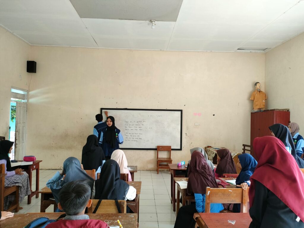 Gandeng IPNU IPPNU, KKN MMK 35 UIN Walisongo Semarang Ajarkan Bahasa Inggris dalam Program Konco Sinau