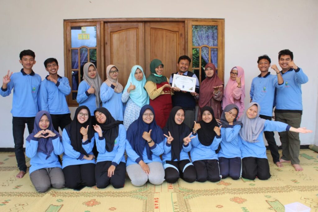Kembangkan Ekonomi Kreatif, KKN MMK 06 UIN Walisongo Semarang Praktek Olah Susu Jadi Keju Mozarella