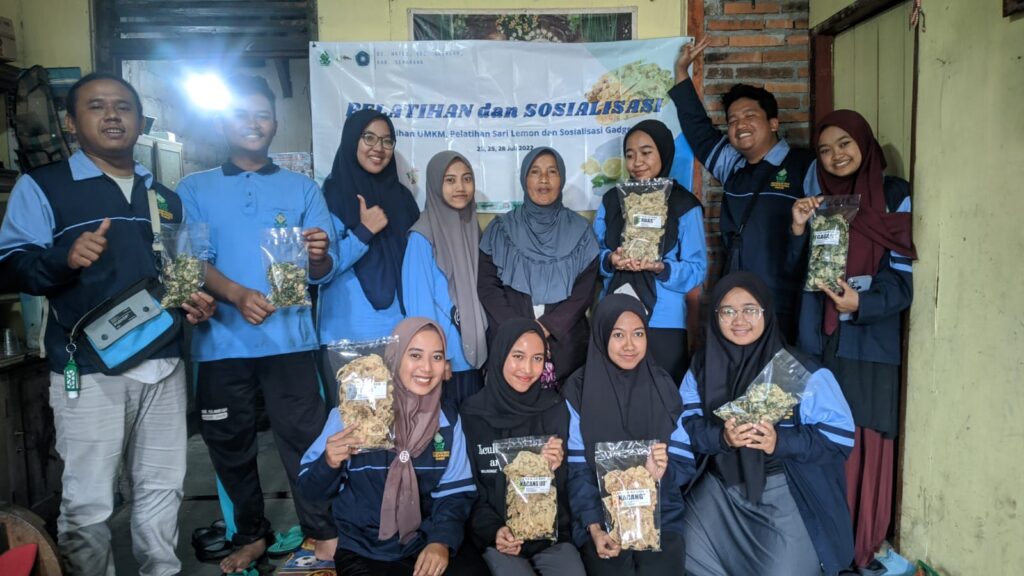 Dukung UKM, Mahasiswa KKN UIN Walisongo Promosi Peyek Wates