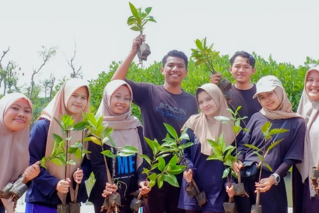 Aksi Konservasi, IMM UIN Walisongo Tanam Mangrove Bersama DLH Kendal
