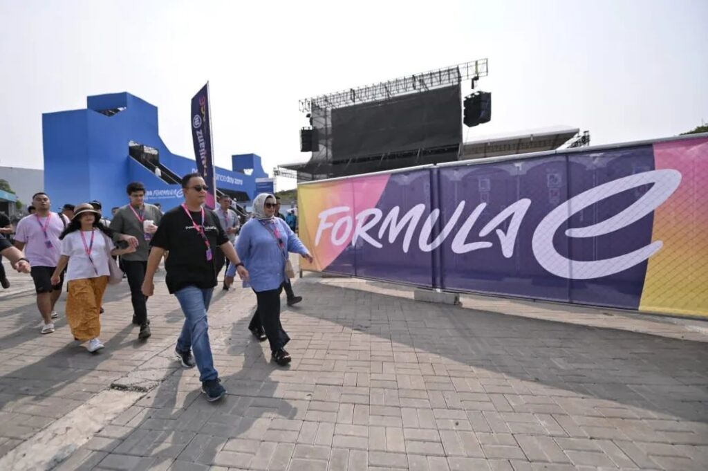Anies, Warga Biasa Yang Nonton Formula E
