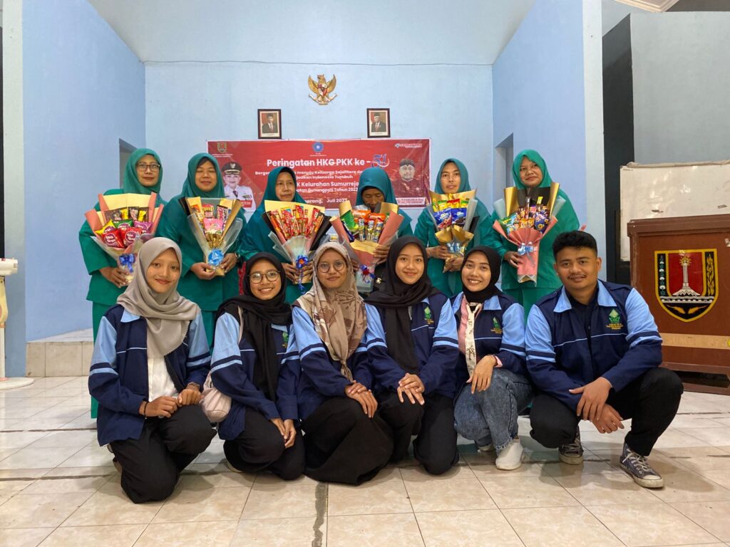 Hari Kesatuan PKK ke 51, Mahasiswa KKN UIN Walisongo Buat Pelatihan Buket di Sumurrejo