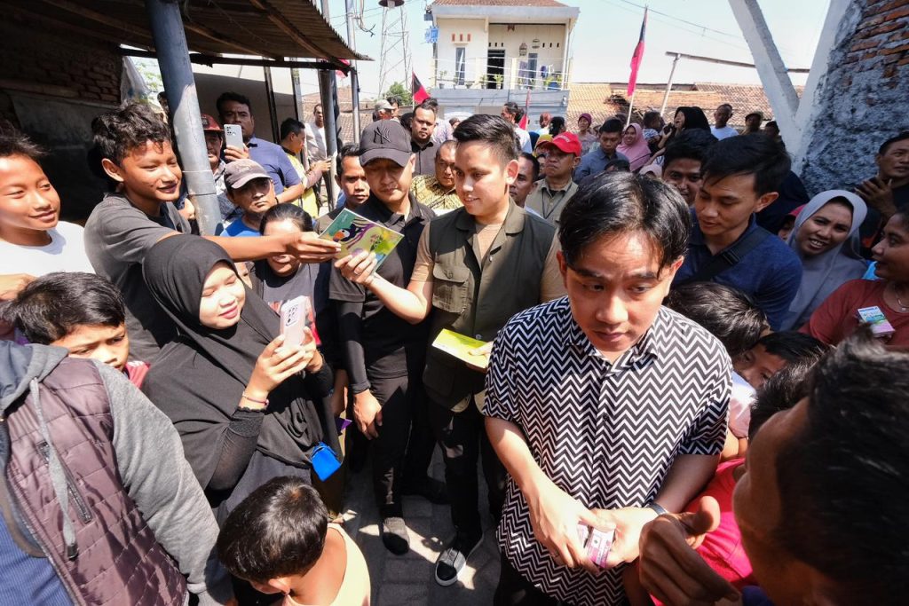 Gibran dan Calon Walikota Dico Kunjungi Semarang, Warga Tampak Senang