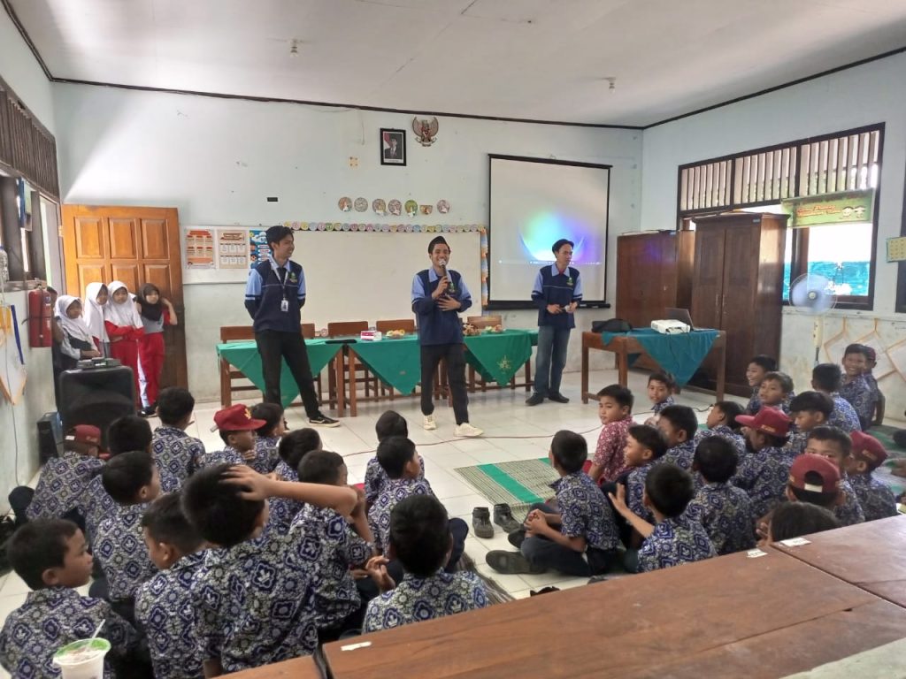 KKN UIN Walisongo dan PKBI Semarang Sosialisasikan Pencegahan Kekerasan di SD 01 Tosari
