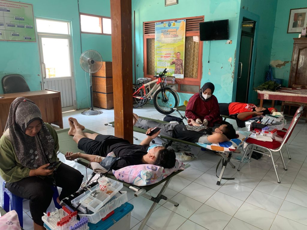 KKN UIN Walisongo Posko 90 Bantu Pelaksanaan Donor Darah di Desa Tosari, Kendal