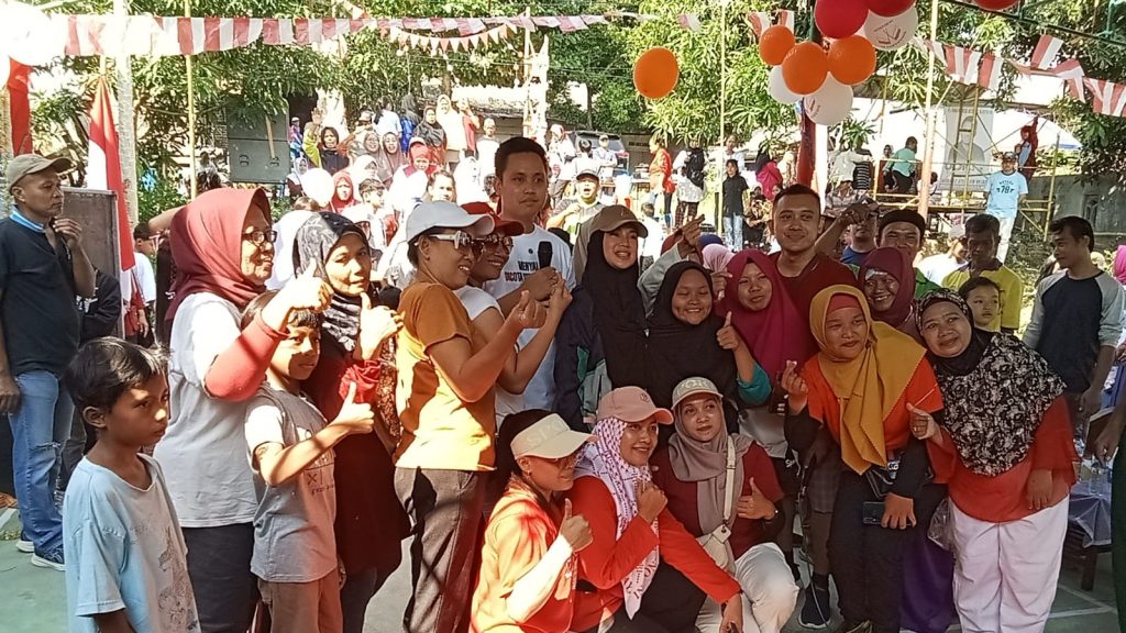 Datangi Jalan Sehat, Dico Disambut Warga Sendangguwo dengan Hangat