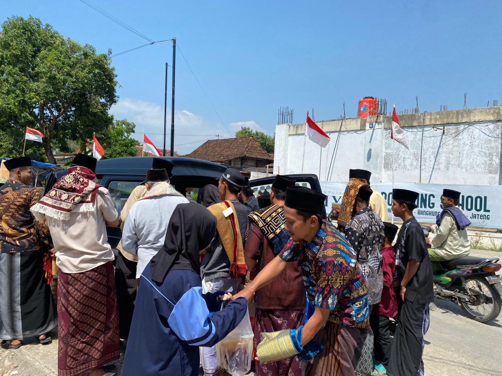 Mahasiswa KKN Posko 121 UIN Walisongo Ajak Jama’ah Masjid At-Taqwa Berbagi di Acara Jum’at Berkah