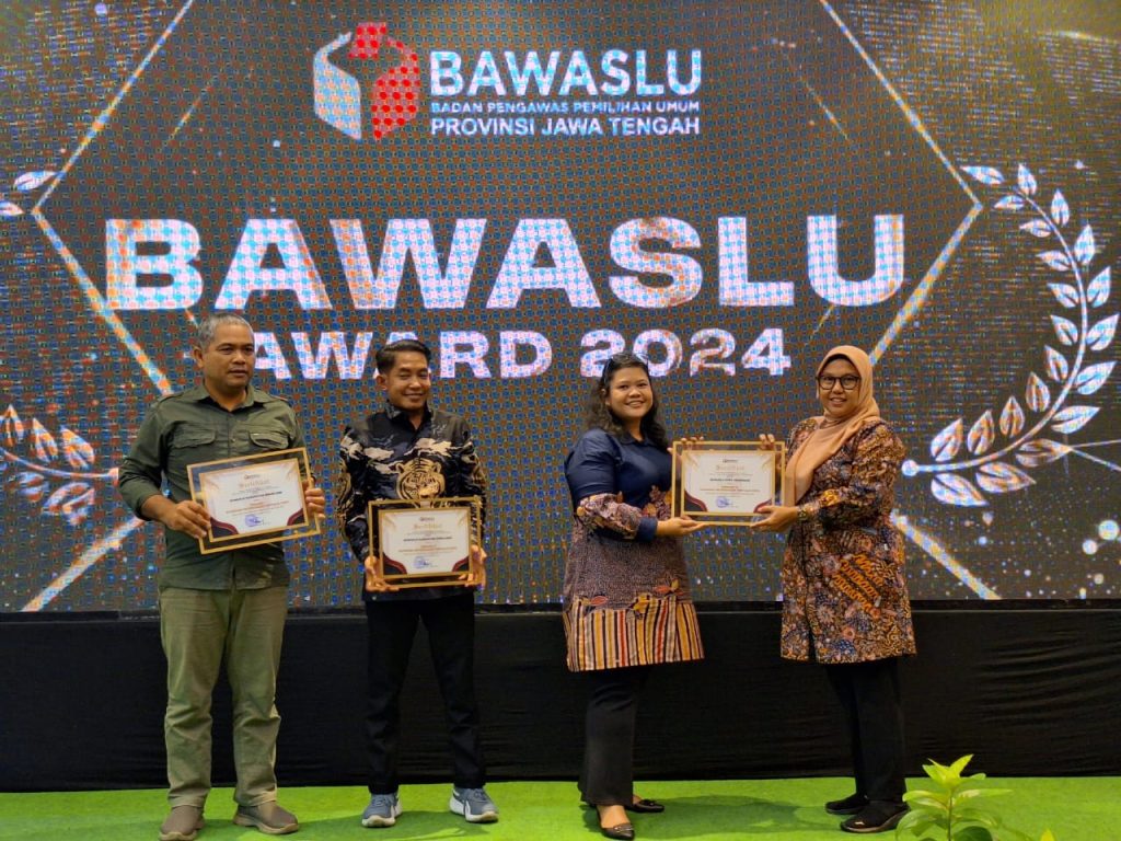 Bawaslu Kota Semarang Raih Dua Penghargaan pada Bawaslu Jateng Award 2024
