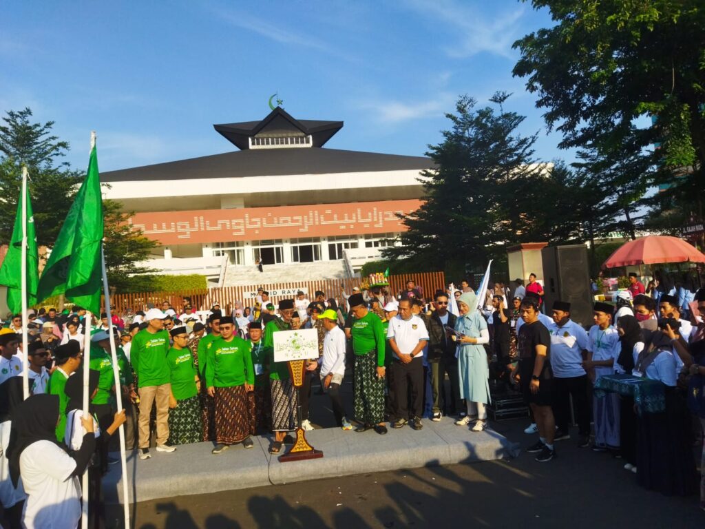 Dibuka Gus Rozin, 28 Ribu Peserta Ramaikan Jalan Sehat Santri Jateng 2024
