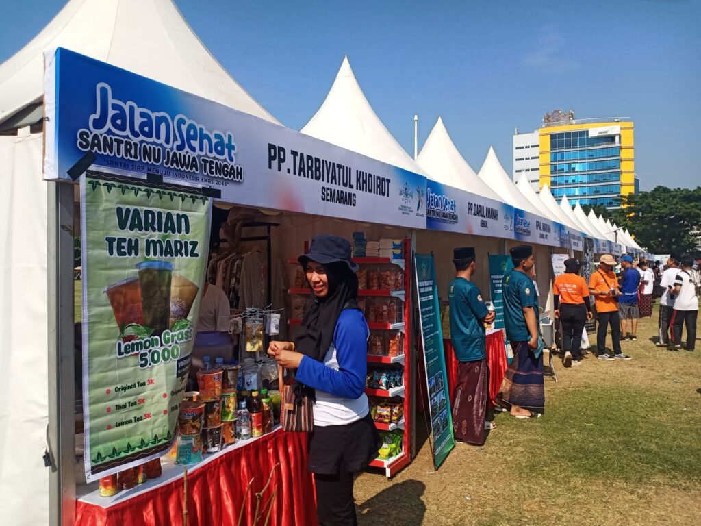 Puncak HSN, Ratusan Produk UMKM Pesantren Ramaikan Jalan Sehat Santri NU Jateng