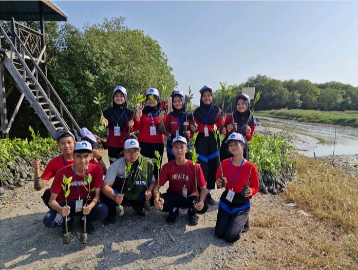 Bersama LPPM UNNES, SMA Negeri 1 Tayu Turut Penanaman 4.000 Bibit Tanaman Mangrove