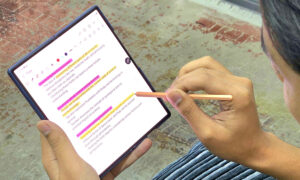 Manfaatkan highlight mode untuk menandai kalimat yang penting