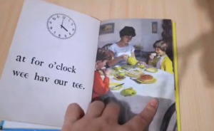 Gambar asli ibu dan anak anak di Telling the Time. Foto Instagram