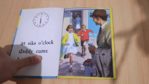 Gambar asli ibu dan anak anak di Telling the Time. Foto Instagram