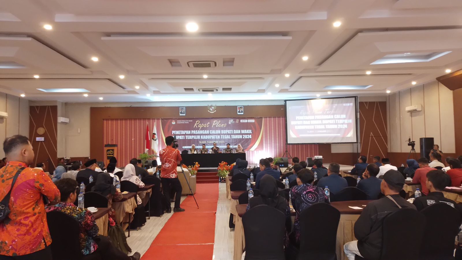 Ketua KPU Tegal membacakan surat putusan. (foto/itsma)