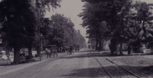 Kereta kuda dan trem terlihat di Jalan Bodjong zaman dulu. Foto Leiden University Libraries