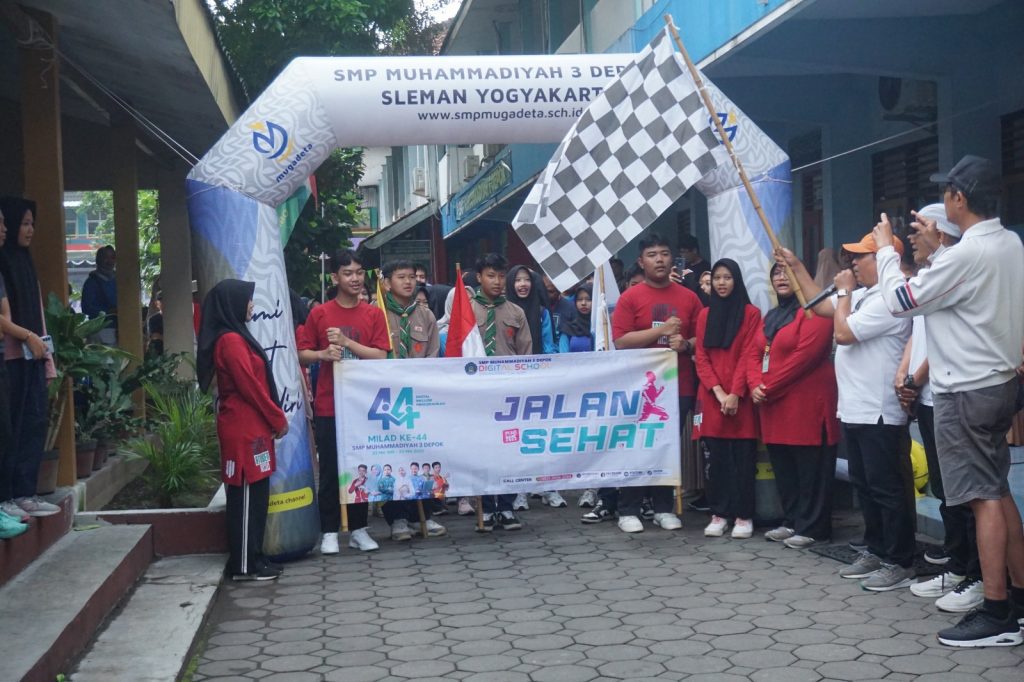 Milad ke-44, SMP Mugadeta Gelar Jalan Sehat Berhadiah