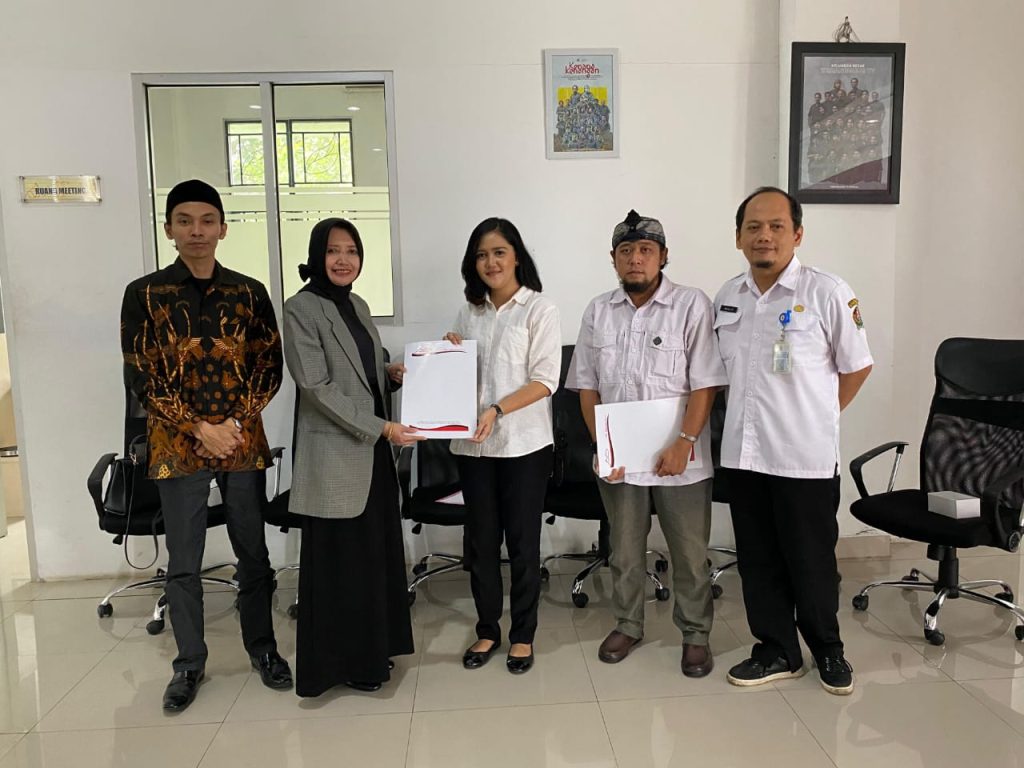 Dewan Pengawas Serahkan SK Dewan Direksi LPPL Temanggung TV