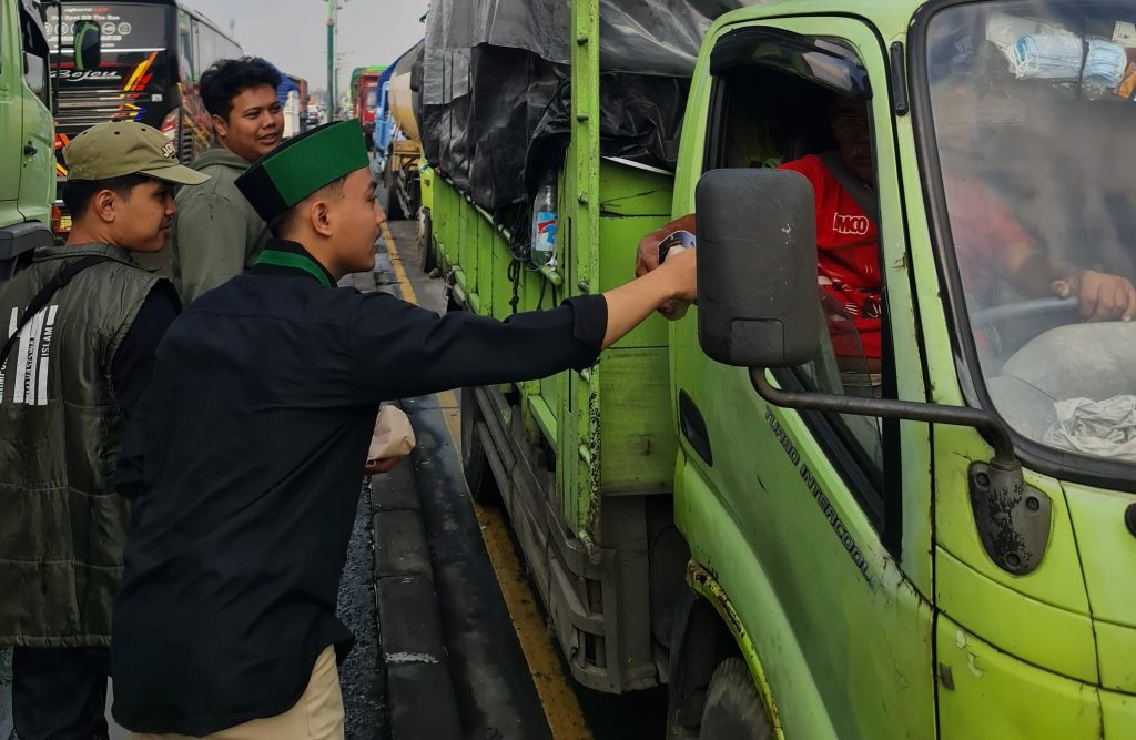 Badko HMI Jateng-DIY bagikan selebaran: “Maaf, Gubernur Jateng Lamban Tangani Rob