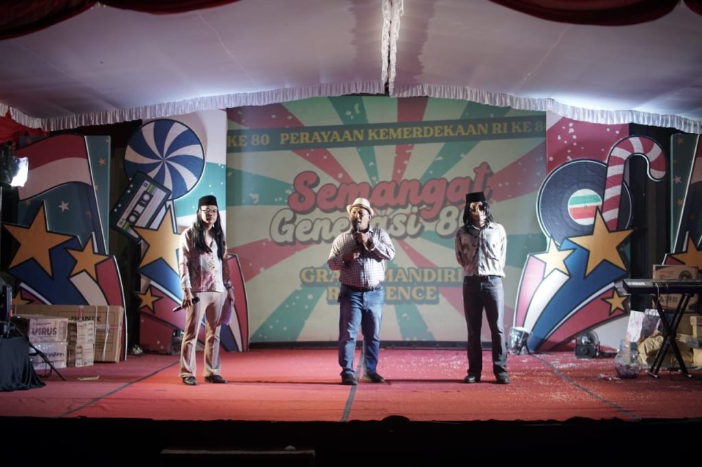Warga Graha Mandiri Residence Semarakkan HUT ke-80 RI dengan Kostum 80-an