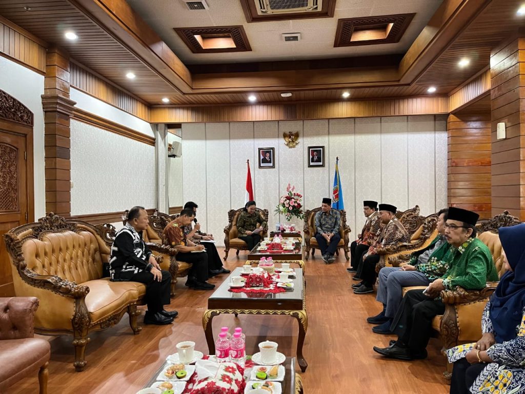 Wah Jalan Sehat Milad Muhammadiyah ke-113, Hadiah 2 Tiket Umroh Gratis dari Wali Kota Agustina