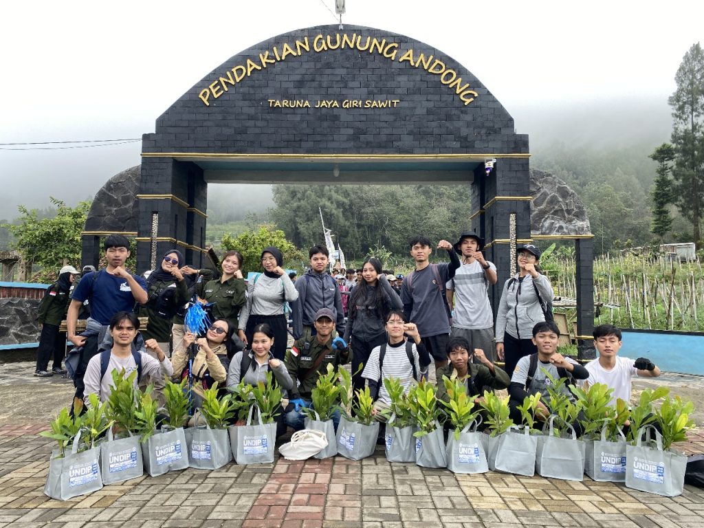 Hijaukan Gunung Andong, Lingkungan Hidup BEM Undip Tanam Ratusan Bibit Pohon