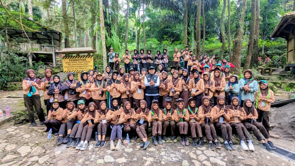 Ajarkan Kepedulian Alam, Peserta Kemah Kemanusiaan Diajak Petualangan Air Terjun Semirang
