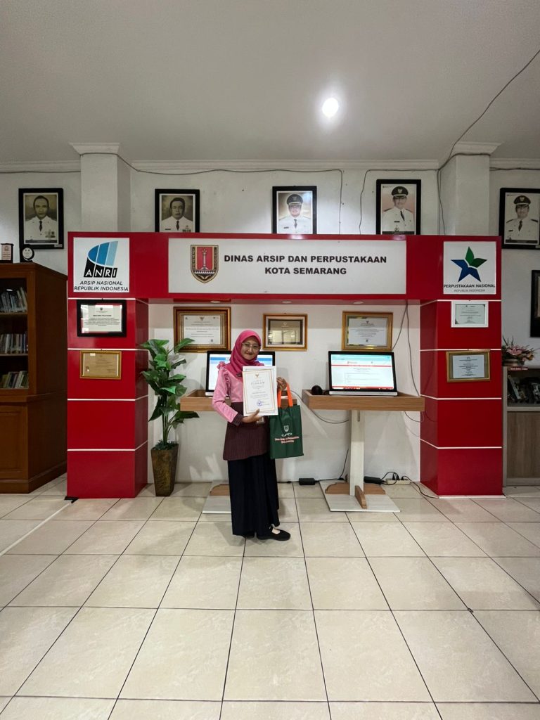 Keren! Kepala SDN Patemon 02 Juara II Tingkat Kota Semarang dalam Program “1 Bulan 1 Buku”