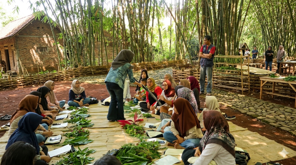 Potensi Ekonomi Kreatif Ibu-Ibu di Pasar Papringan Digenjot Lewat Workshop Ecoprint