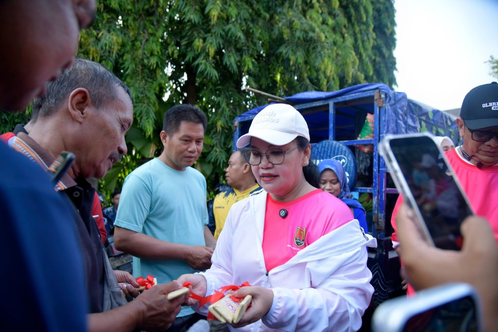 Kejutan Wali Kota Agustina di Simpang Lima: Mlaku Bareng Jadi Momen Banjir Kado untuk Warga