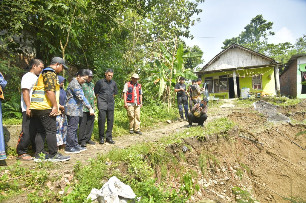 Di Tengah Duka Longsor Kalialang, Wali kota Agustina Hadir Pastikan Warga Terlindungi