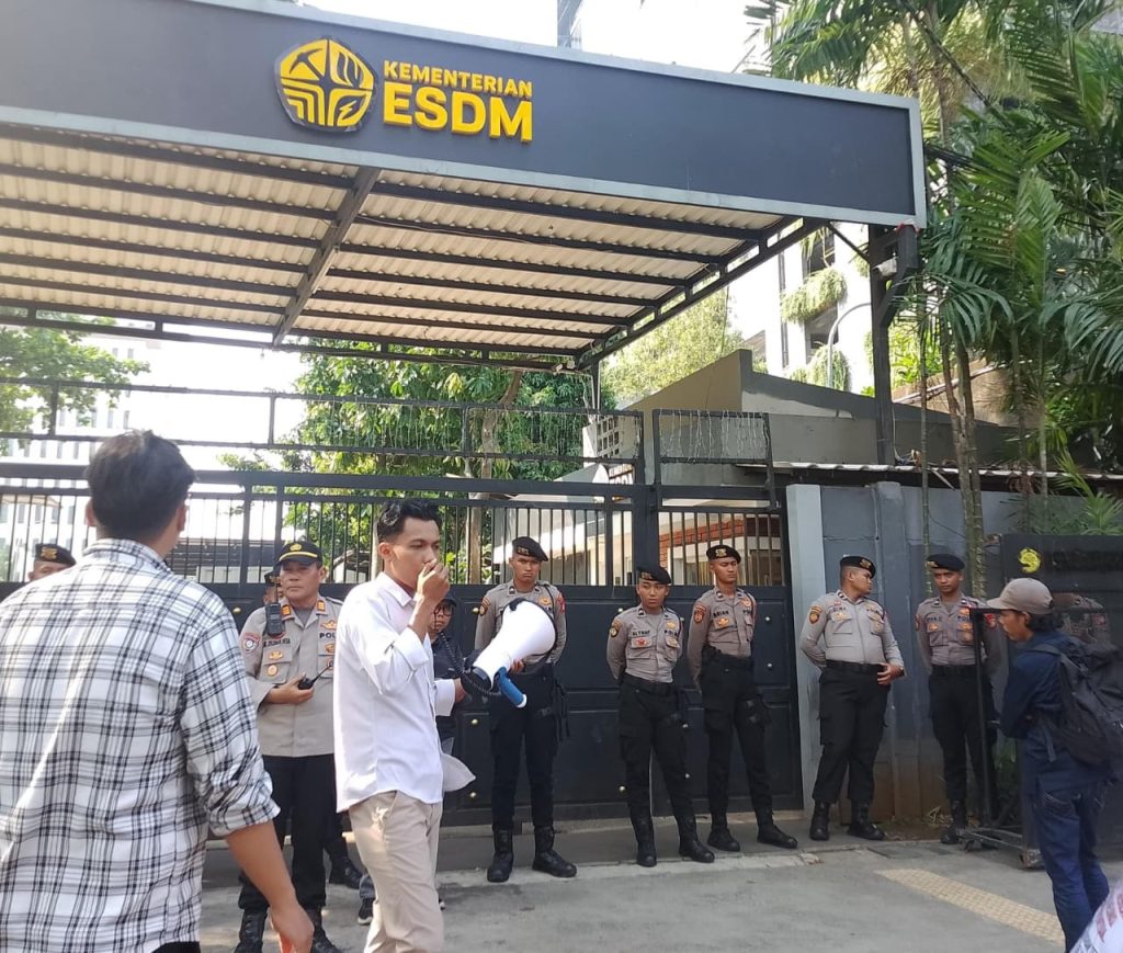 Buruh PT AKS dan Aldera Gelar Demo di Kementerian ESDM, Tuntut Penyelesaian Tunggakan Pembayaran