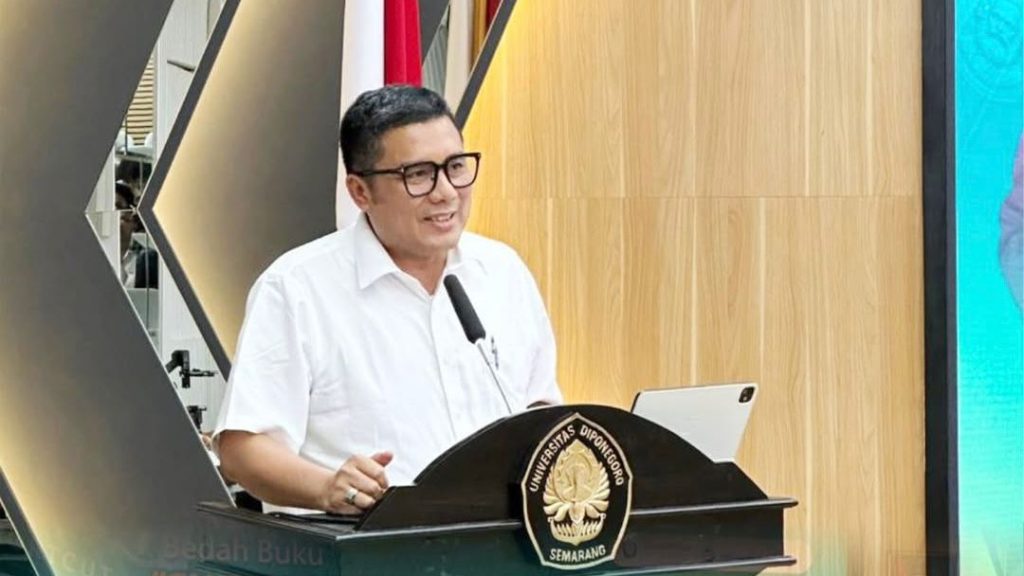 FISIP Undip Gelar Bedah Buku, Mohammad Saleh Tekankan Pentingnya Menjembatani Teori dan Praktik Politik