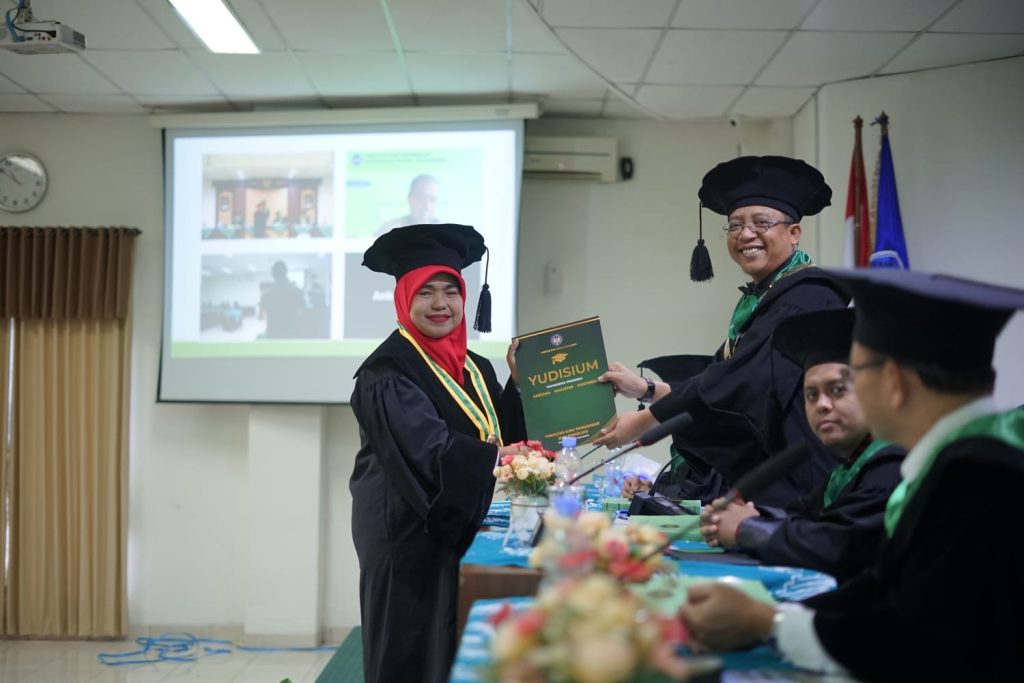 ‎Sutinah Raih Doktor Pendidikan Dasar UNY, Teliti Pola Pendidikan Multikultural Berbasis Kampung Adat Sunda Cirendeu ‎